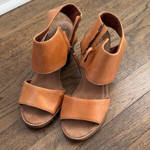 Toms Tan Leather Sandals